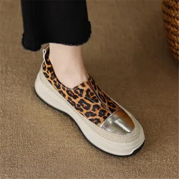 2023 Модные леопардовые кроссовки с круглым носком и толстой подошвой из конского волоса, повседневная женская вулканизированная обувь без застежки